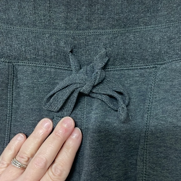 Reebok size medium gray sweatpants with pockets - Picture 4 of 7